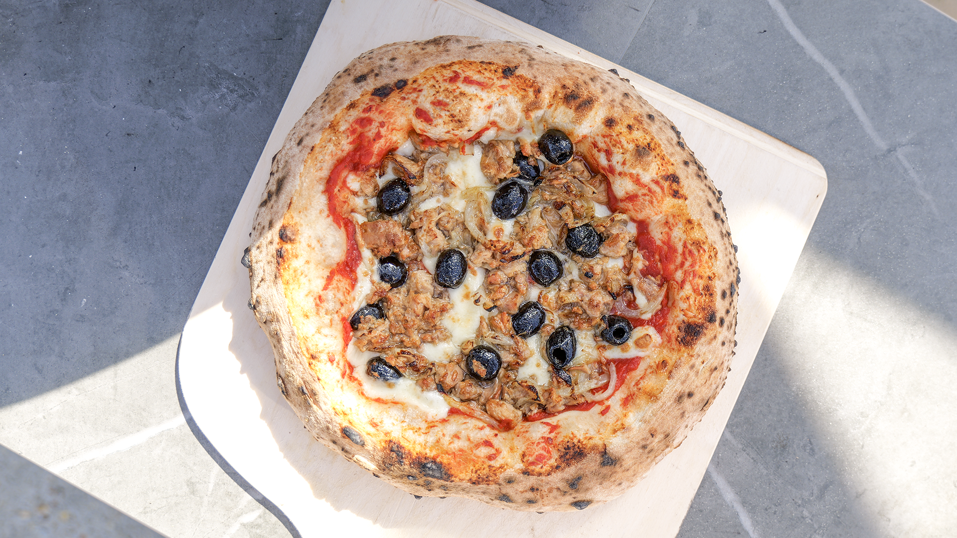 Pizza Tonno & Olive e Cipolla (Tuna, Olive & Onion)